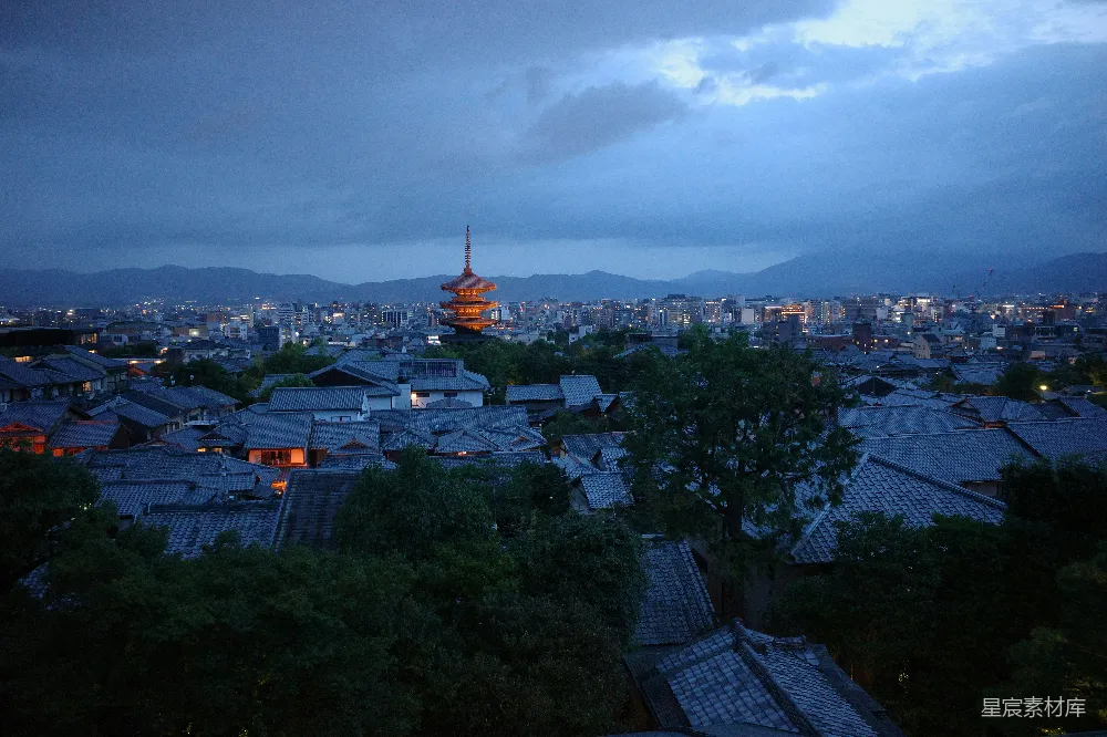 高清摄影  京都日落时分的市景，塔楼映衬其中。