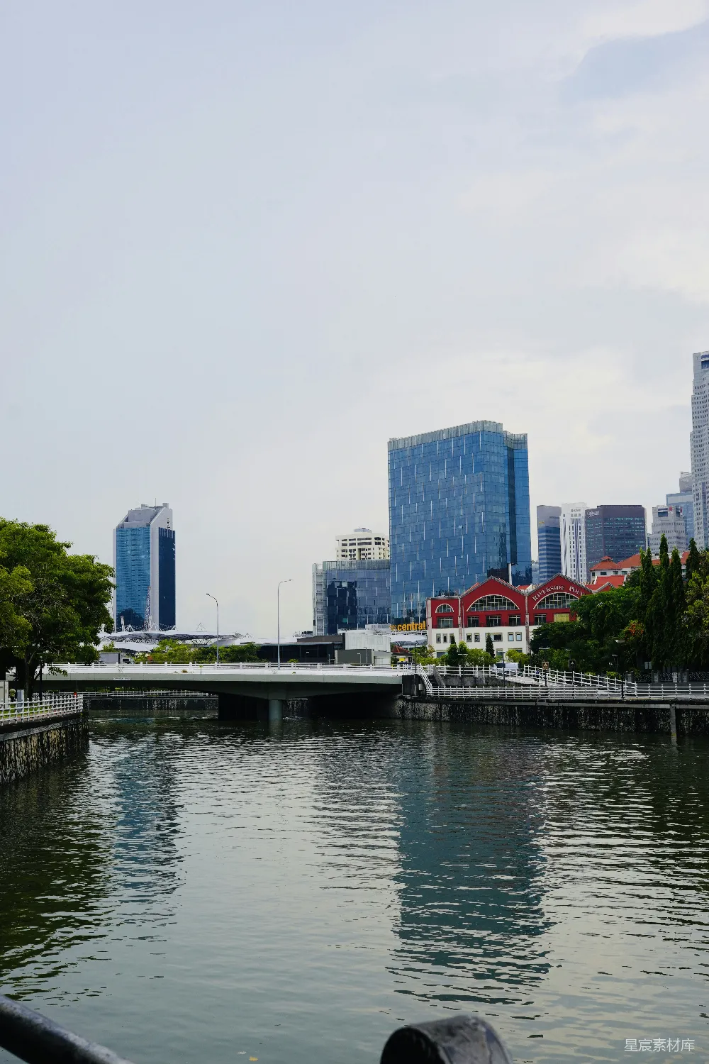 高清摄影  一片水域，背景中可以看到建筑物。