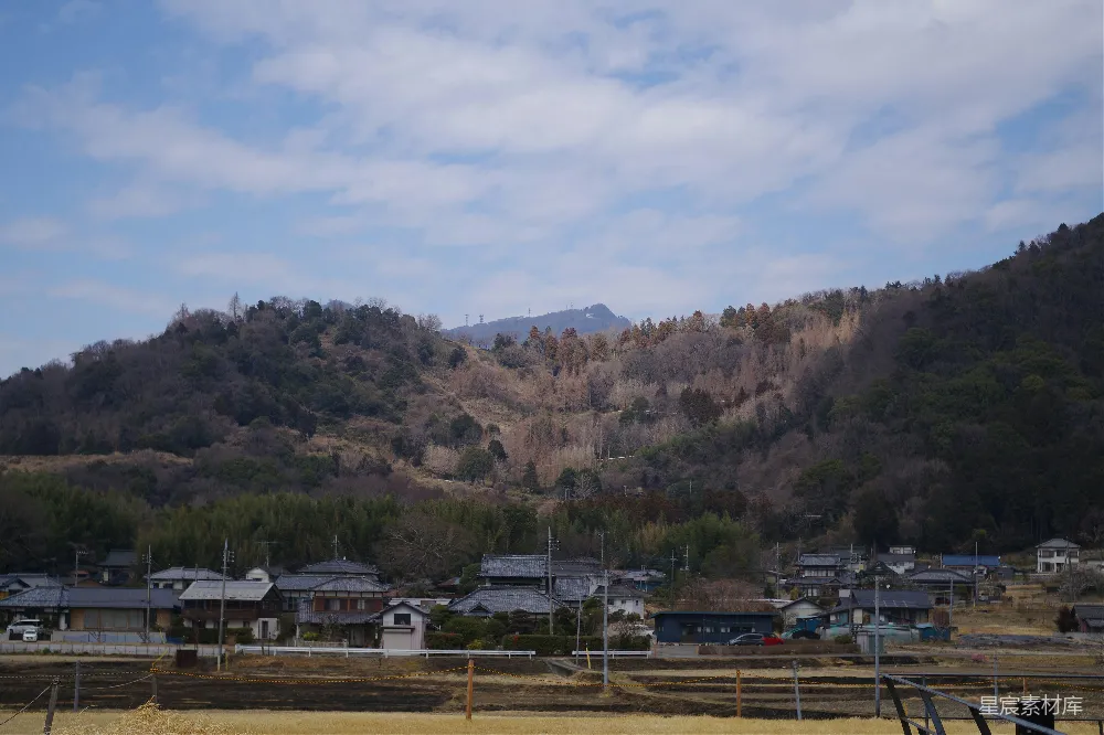 高清摄影  一座小镇的景色，背景中有一座山。