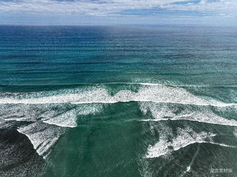 高清摄影  海浪拍打着海岸。