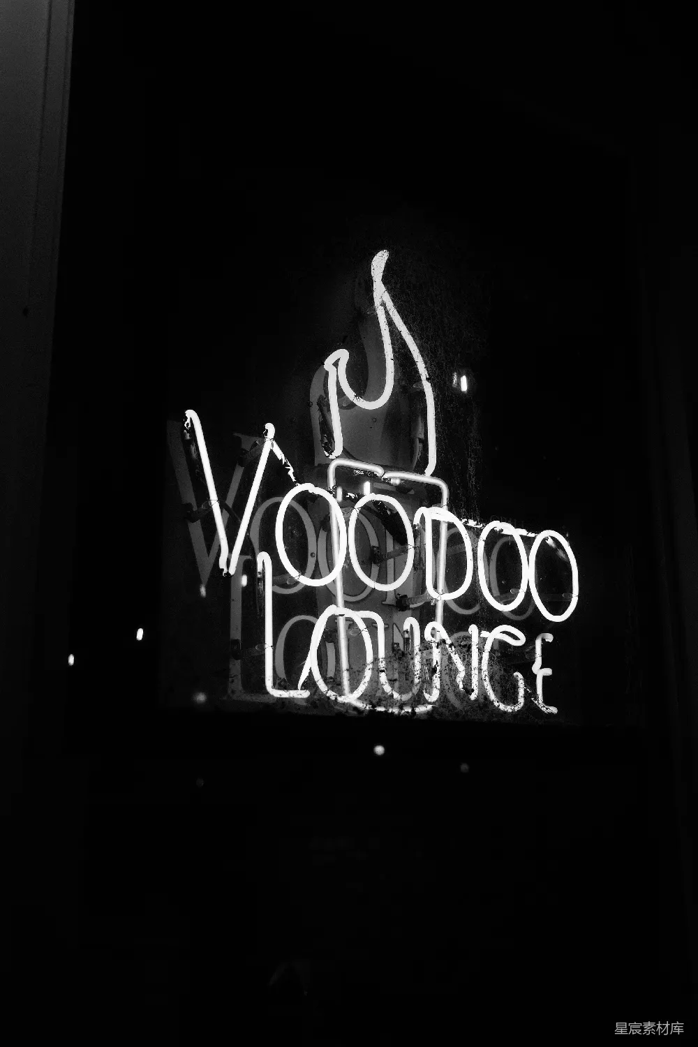 高清摄影  一个霓虹灯招牌写着“oodoo lounge”。