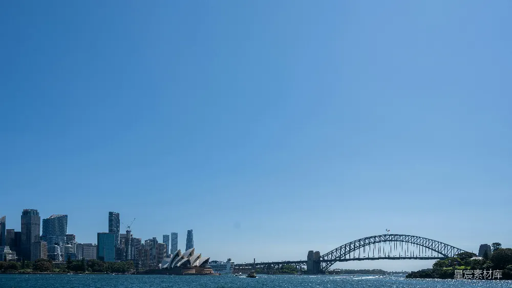 高清摄影  悉尼港桥和天际线在蓝天的映衬下。