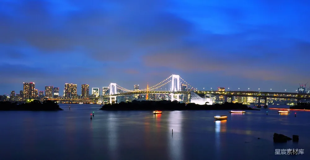 高清摄影  东京湾夜景，彩虹桥在月光下熠熠生辉。