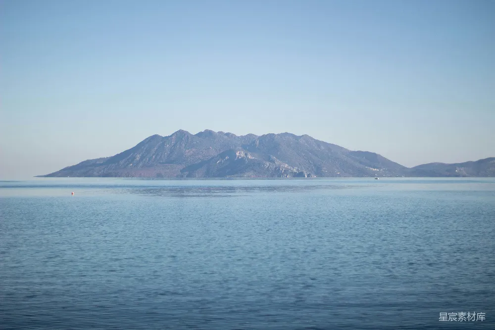 高清摄影  平静的蓝海中剪影般的岛屿。