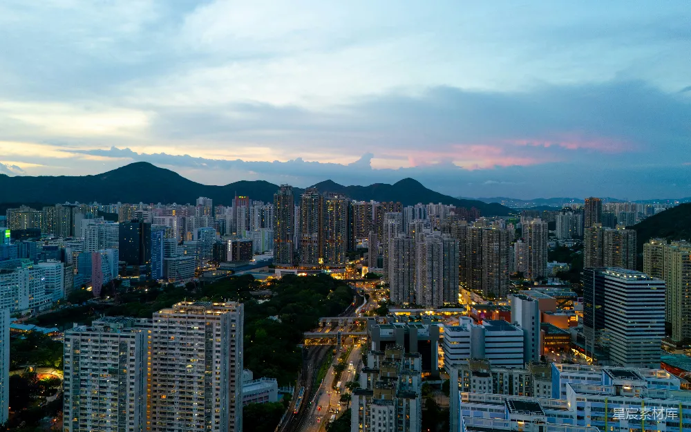 高清摄影  一座城市在美丽的黄昏中被点亮。