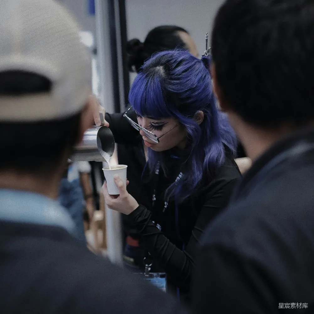 高清摄影  一位蓝发女子正用杯子喝水。