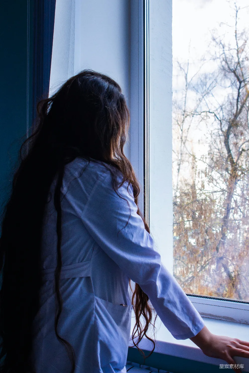 高清摄影  一个女人正望着窗外。
