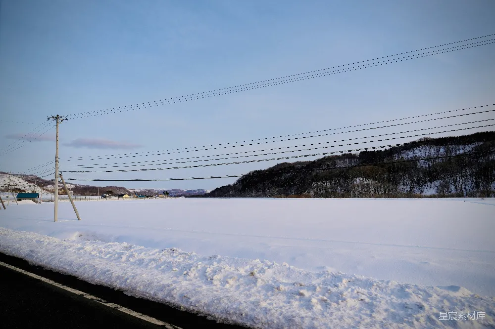 高清摄影 自然 蓝天下的雪地和群山。