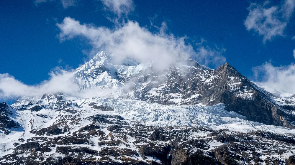 高清摄影  一座被白雪覆盖的山峰在蓝天之下