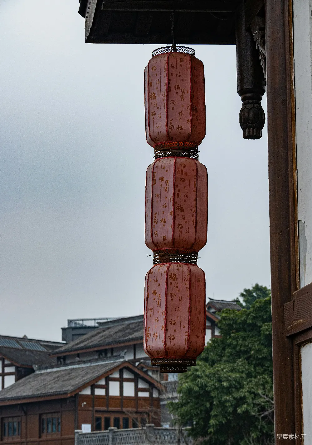 高清摄影  几盏红灯笼挂在建筑物的侧面。