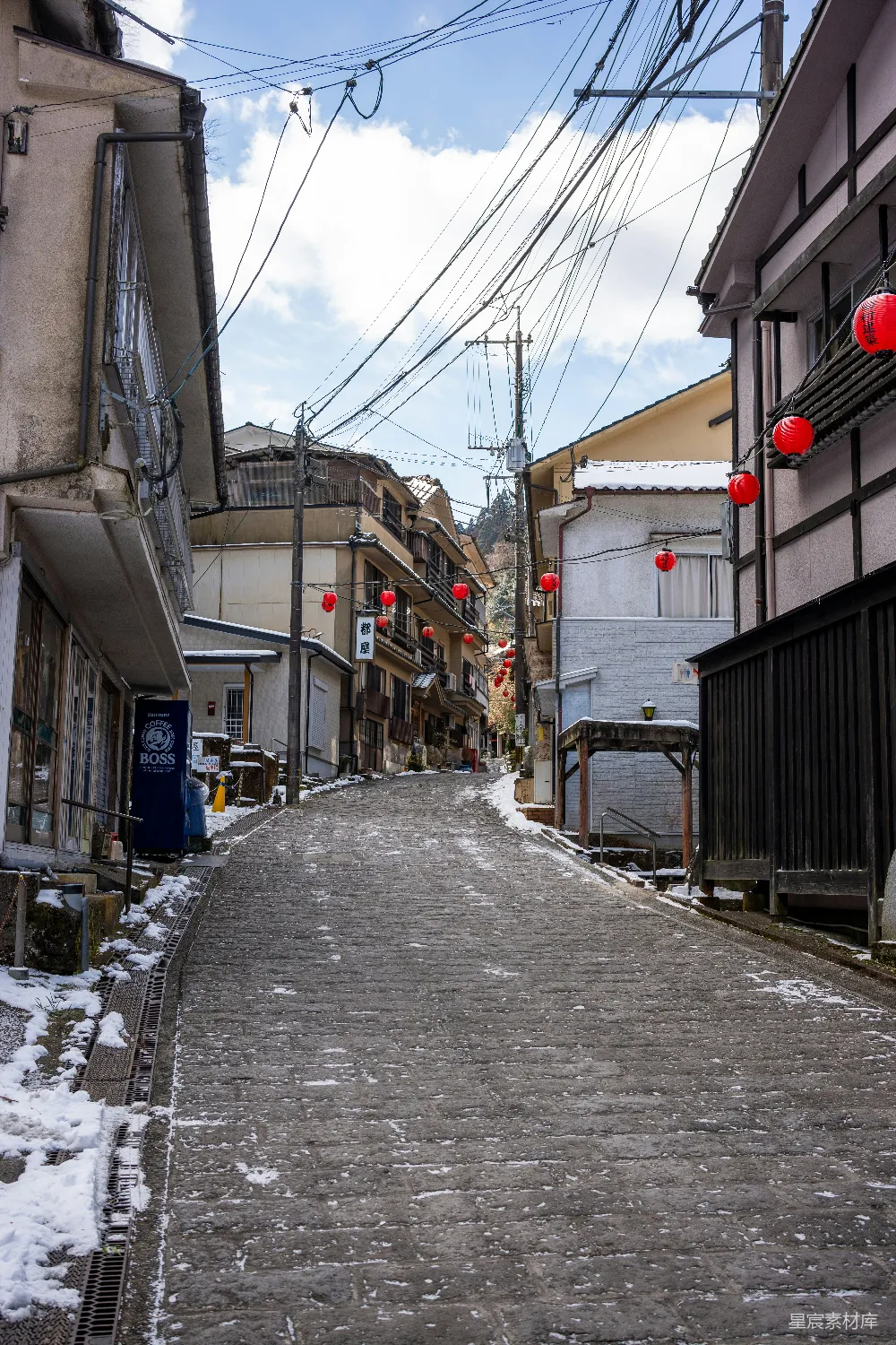 高清摄影  一条狭窄的街道，地上覆盖着积雪。