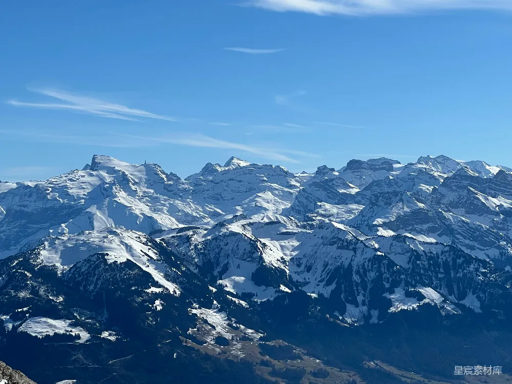 高清摄影 壁纸 白雪覆盖的山峰矗立在湛蓝的天空下。