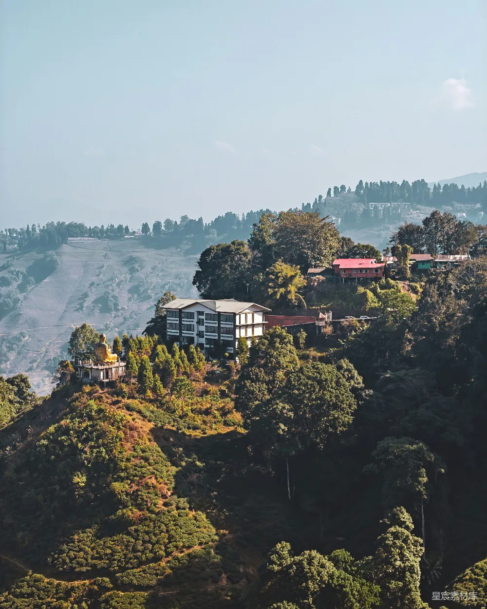 高清摄影  青山绿水环绕中的山间小屋。