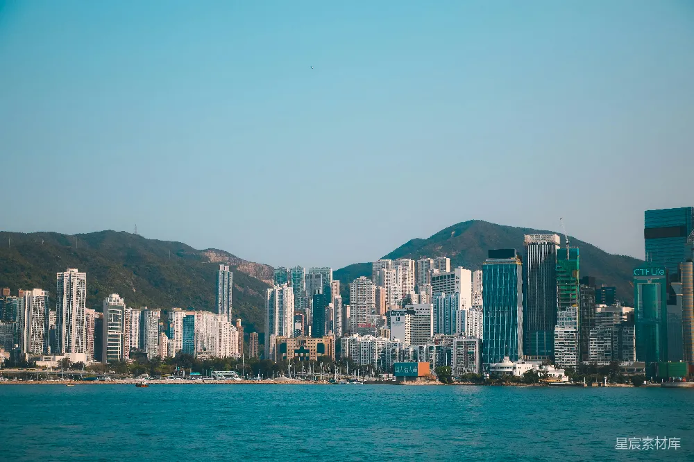 高清摄影  晴朗的天空下，沿着水边的建筑群景致。