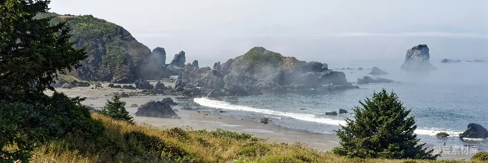 高清摄影 自然 岩石海岸线，海面上笼罩着雾。