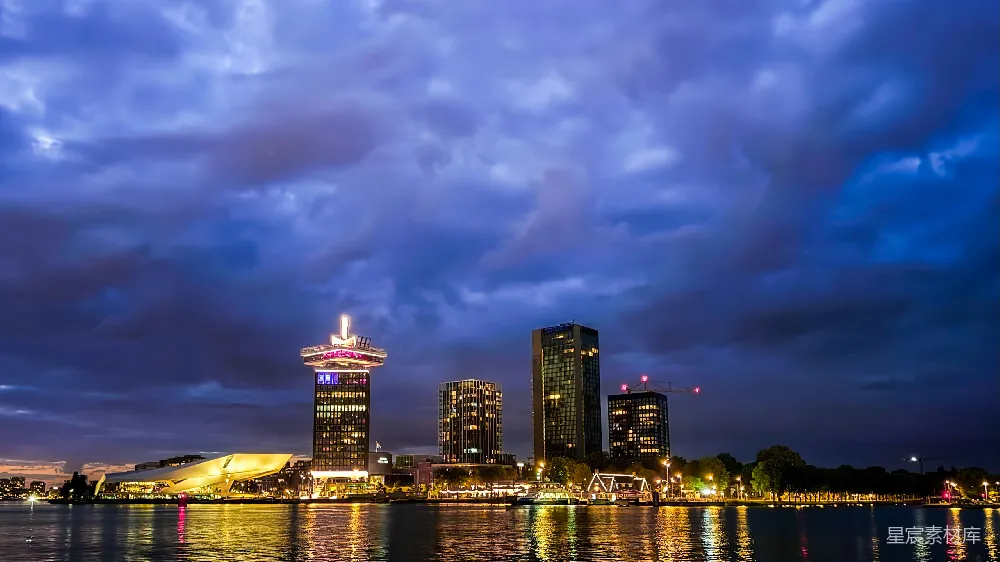 高清摄影 旅行 城市天际线在暴风雨的天空中剪影。