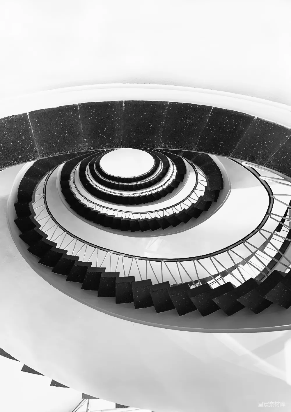 高清摄影  一个从下往上看的螺旋楼梯。