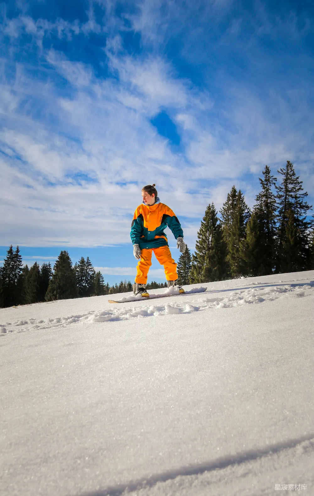 高清摄影  一个男人在覆盖着雪的斜坡上滑雪板滑行