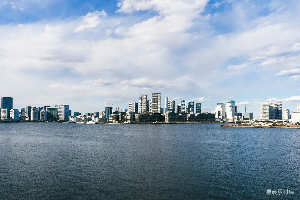 高清摄影  一片水域，背景中有一座城市。
