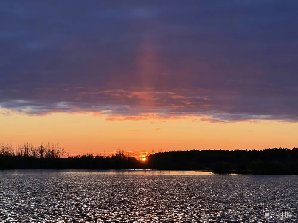 高清摄影  夕阳正挂在水面上方。