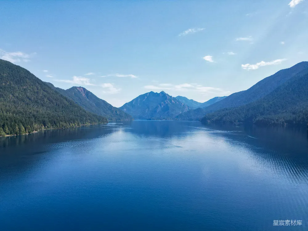 高清摄影  一片被山脉环绕的水域