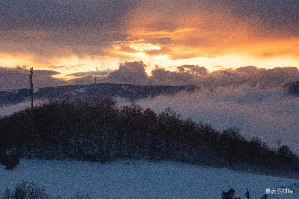 高清摄影  夕阳在覆盖着积雪的山脉上落下