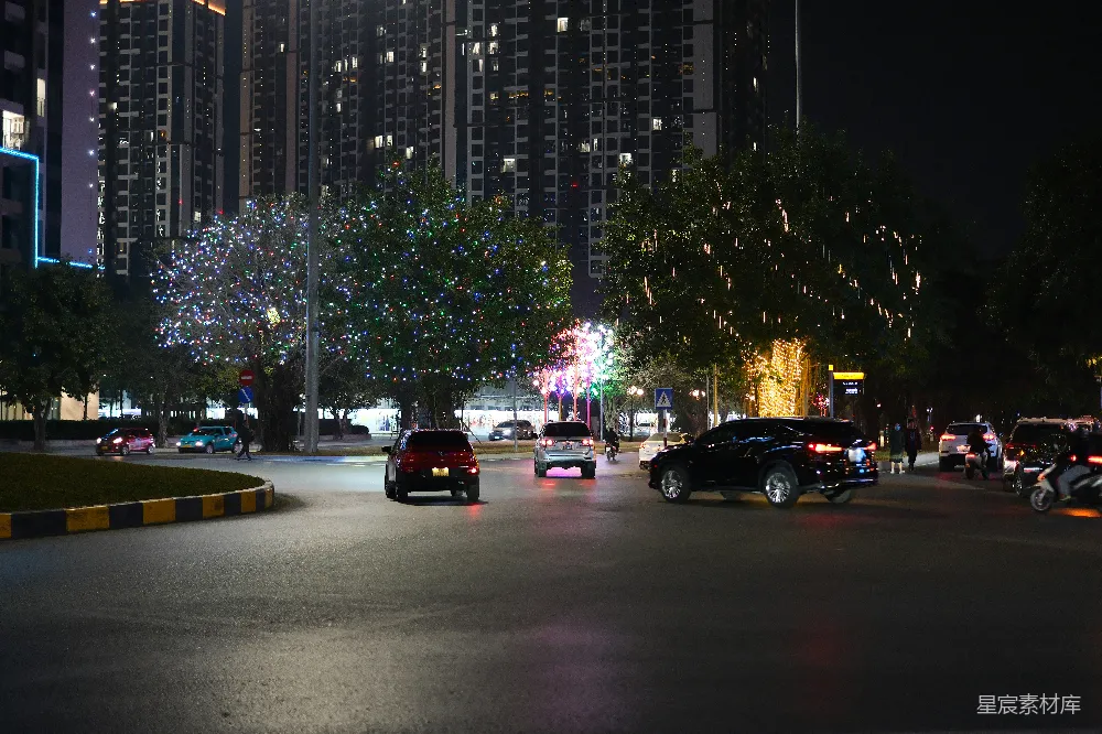 高清摄影  一条夜间车流密集的城市街道
