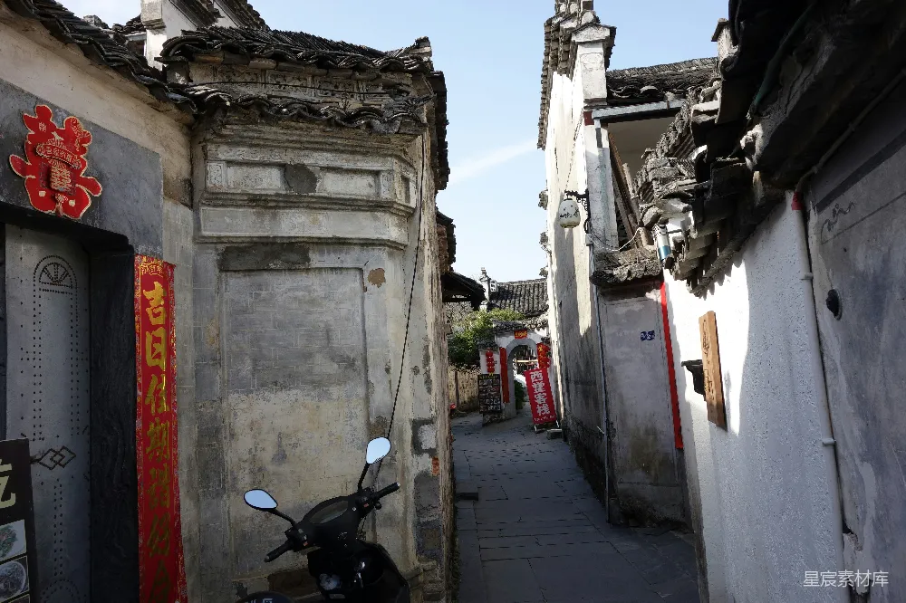 高清摄影  狭窄的巷子两旁排列着古老的建筑。
