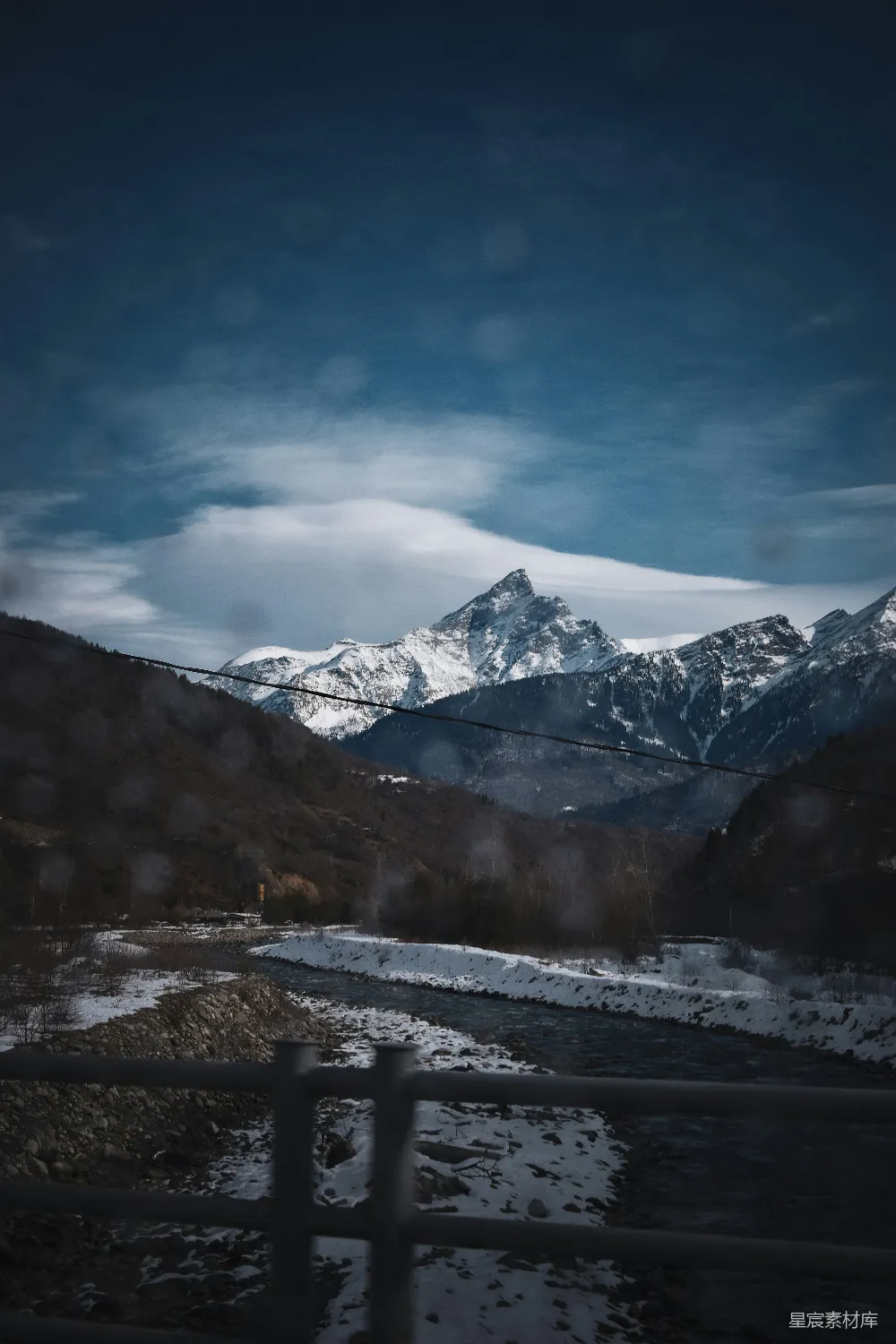 高清摄影  从围栏上看到的雪山景观