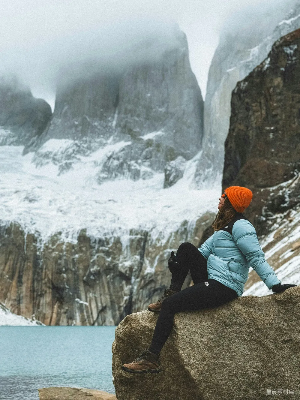 高清摄影 旅行 人物 一位女士坐在湖边岩石上。