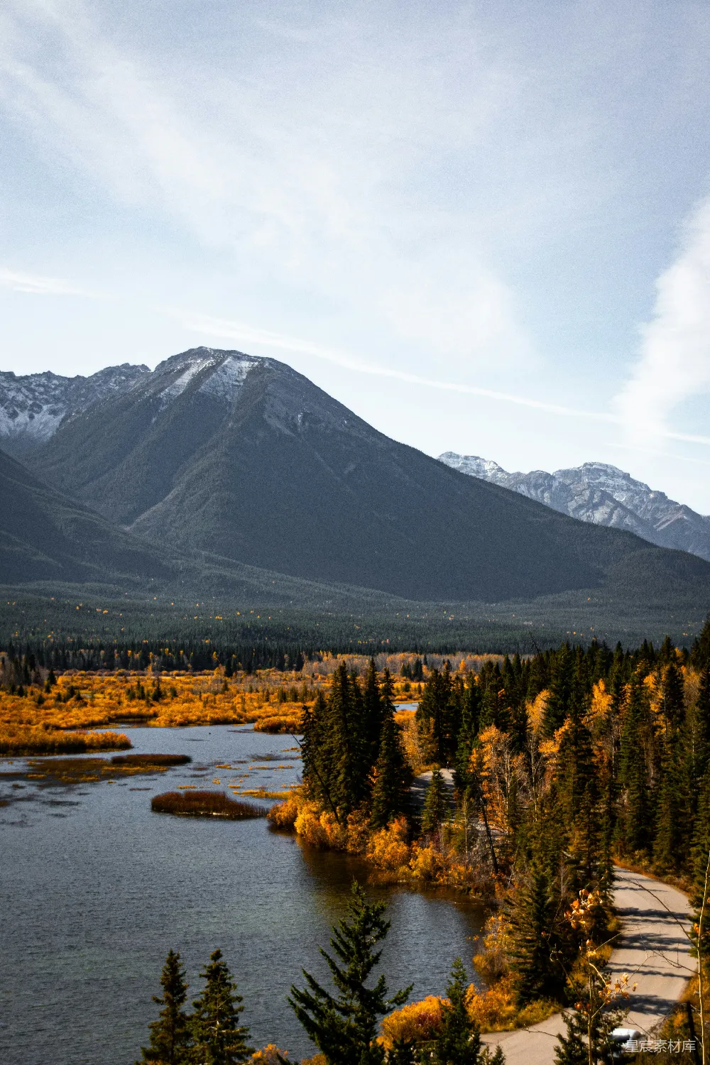 高清摄影  湖泊周围环绕着群山的风景如画的景色