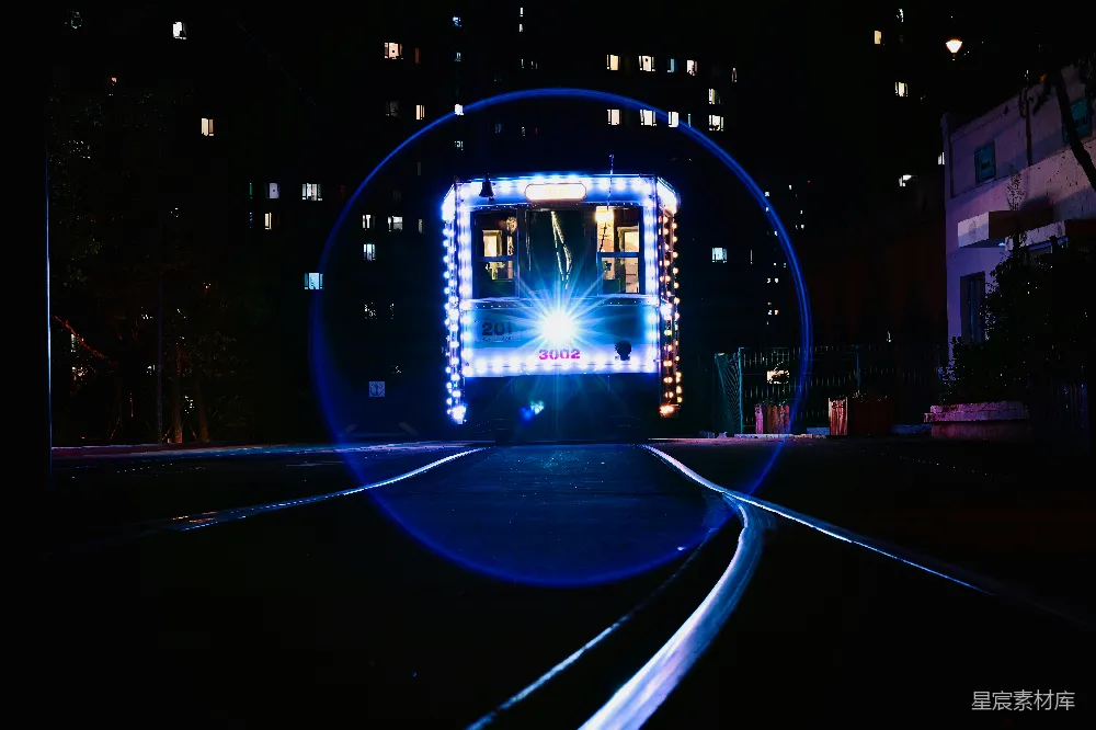 高清摄影  一辆夜间穿越隧道的火车