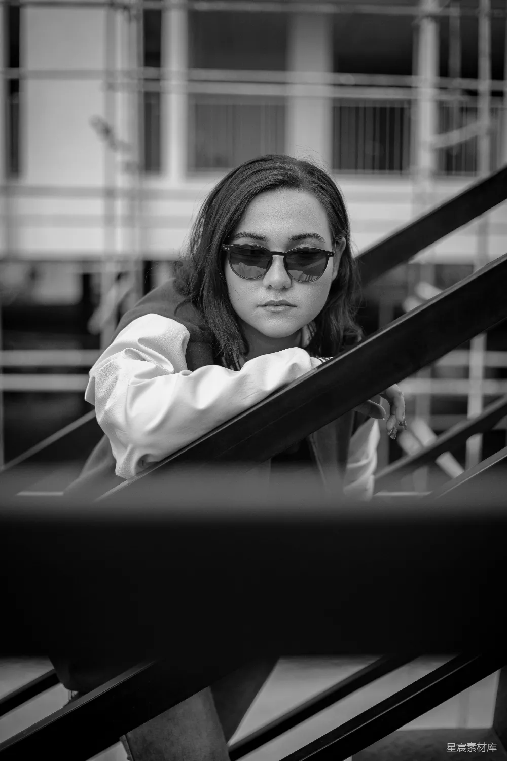 高清摄影  一个女人坐在楼梯上。