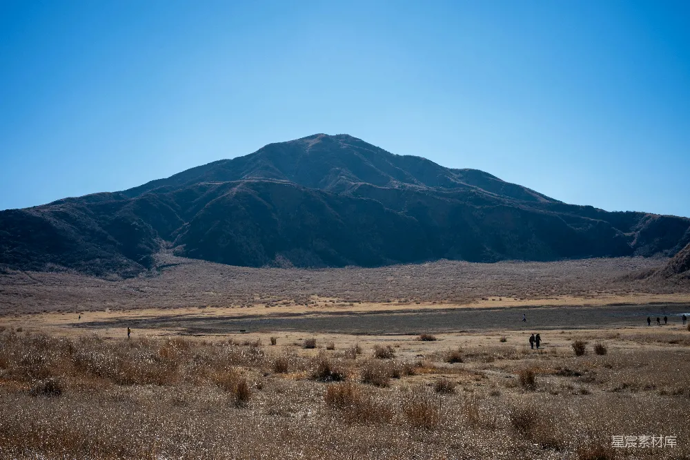 高清摄影  一片田野，背景中有座山