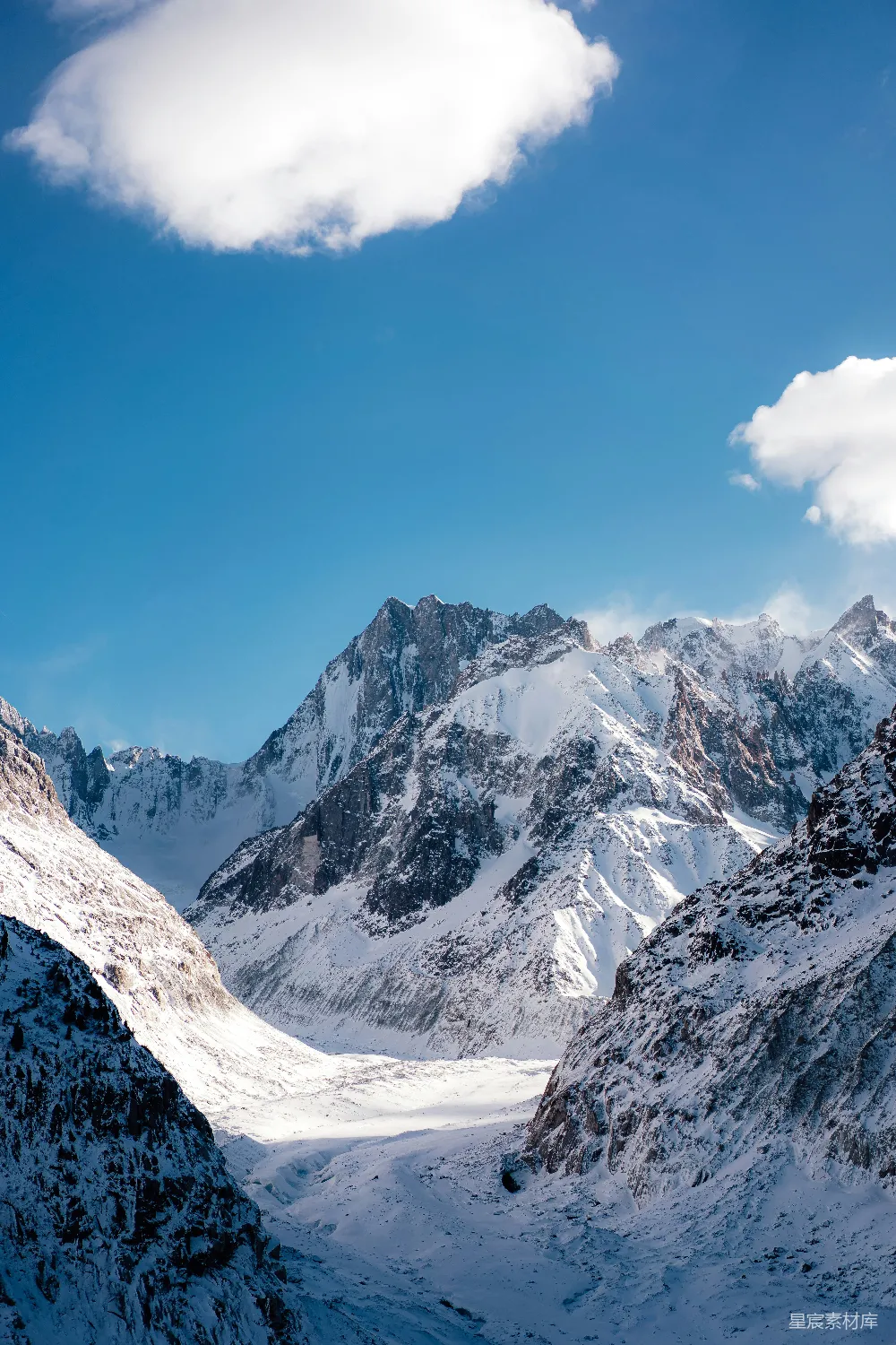 高清摄影 自然 旅行 被积雪覆盖的山脉在阴云密布的蓝天之下