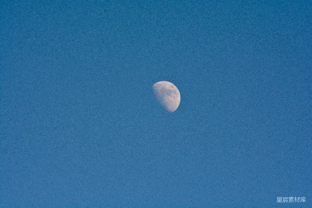 高清摄影  一轮弯月在夜空中明亮地照耀着。