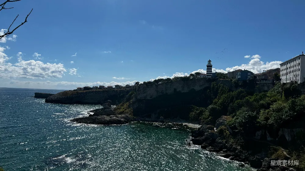 高清摄影  蓝色天空下的海滨景色，建筑物在其中。