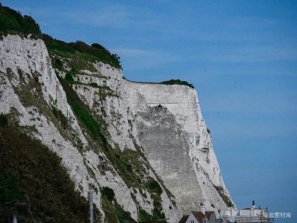 高清摄影  一座巨大的白色悬崖位于海滩的一侧