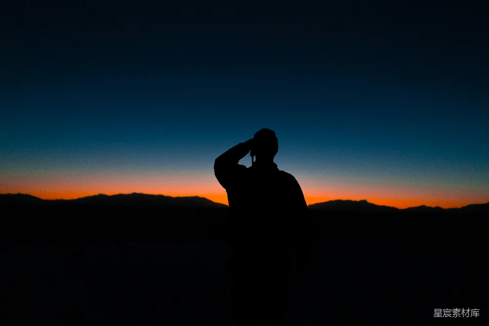 高清摄影  夕阳下站在山坡上的人影