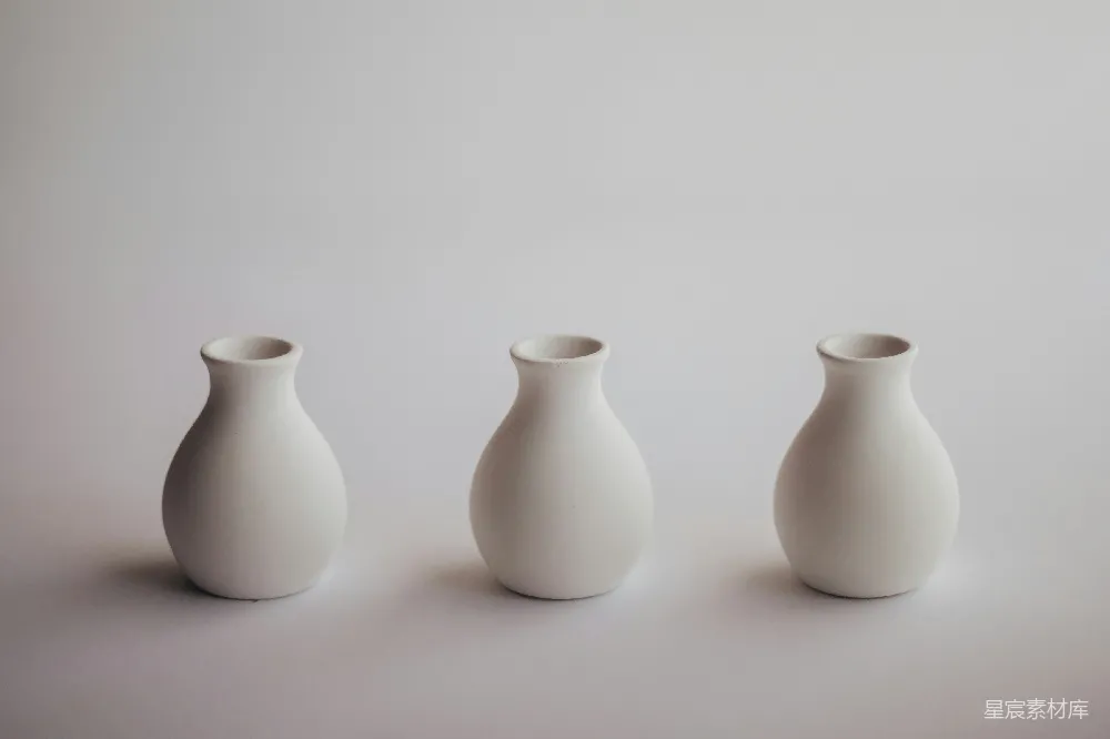 高清摄影  三只白瓷花瓶排成一排。