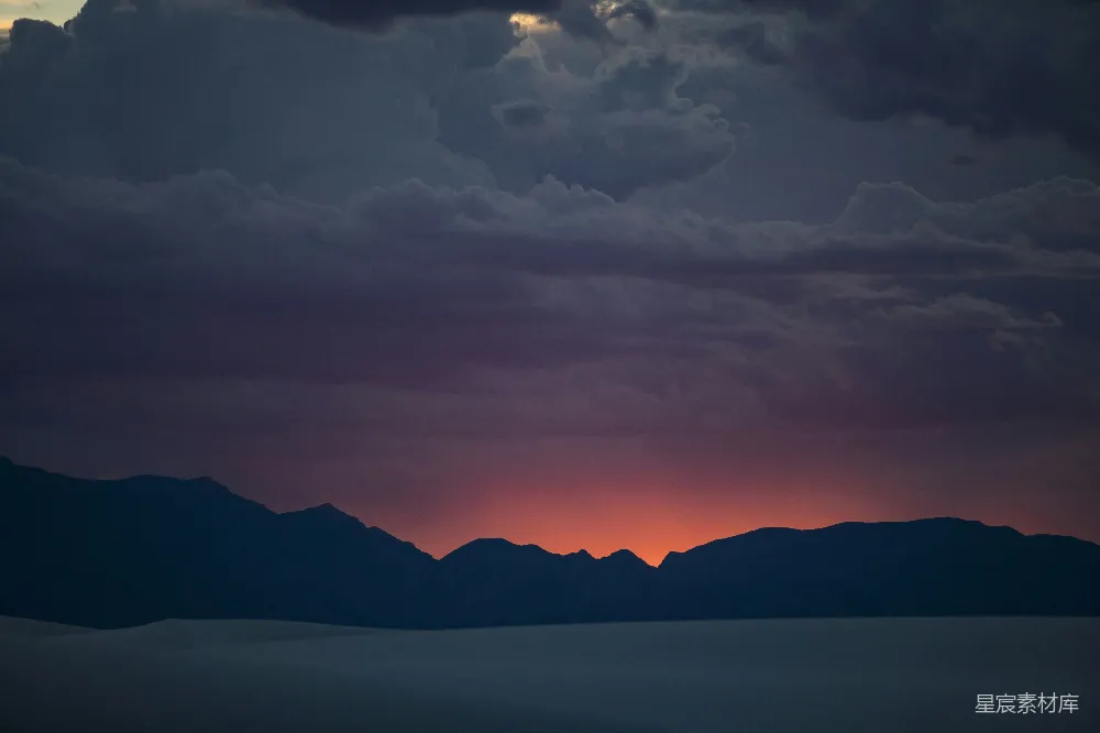 高清摄影  夕阳西下，云层低垂，山影轮廓分明。
