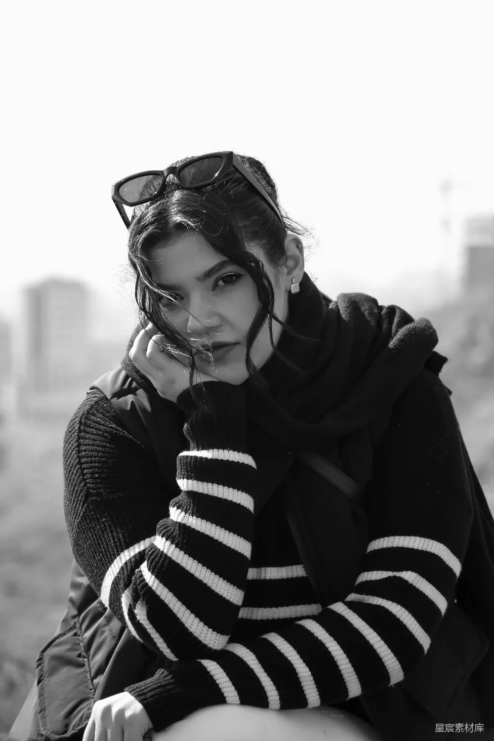 高清摄影  坐在木制长凳上的女人