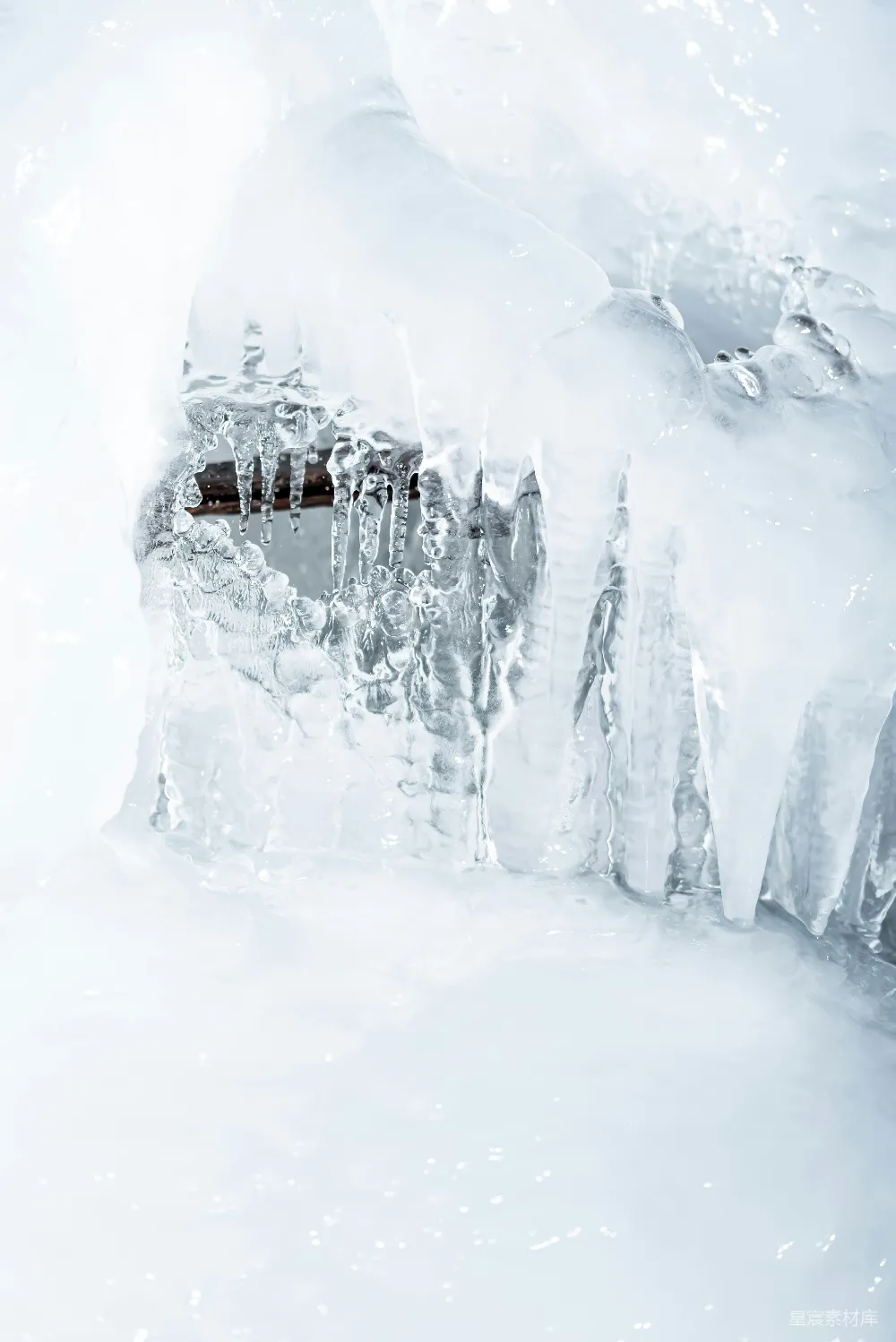 高清摄影 壁纸 自然 一个人在雪覆盖的斜坡上滑雪。