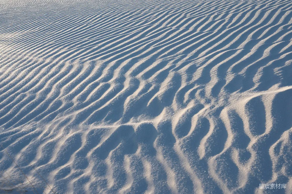 高清摄影  一片覆盖着雪的大片地面，背景是天空。