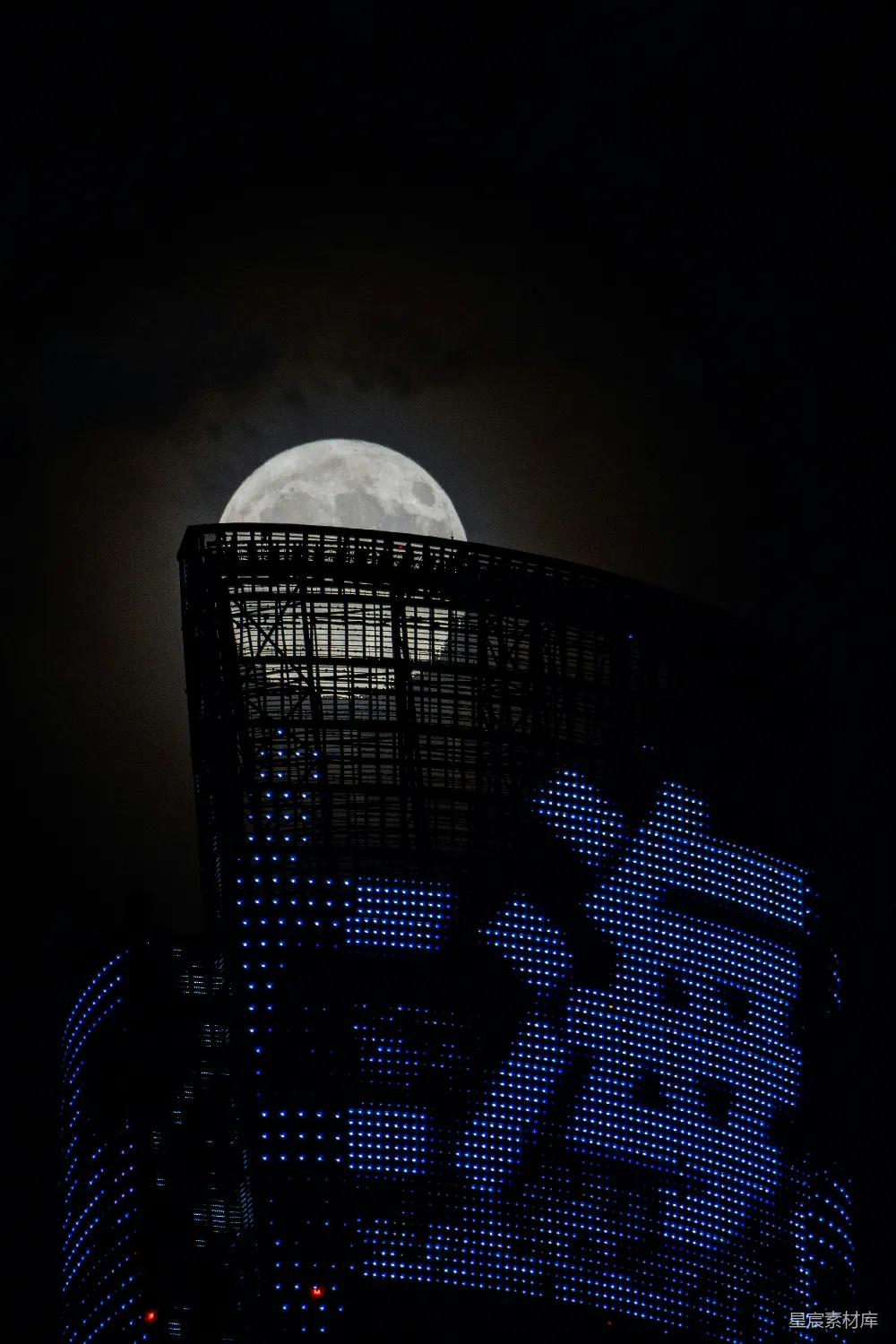 高清摄影  一座建筑物后面有一轮满月