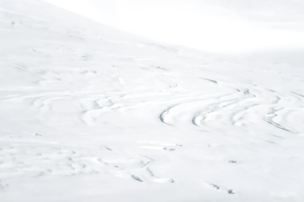 高清摄影 自然 壁纸 一个男人在雪覆盖的斜坡上滑雪