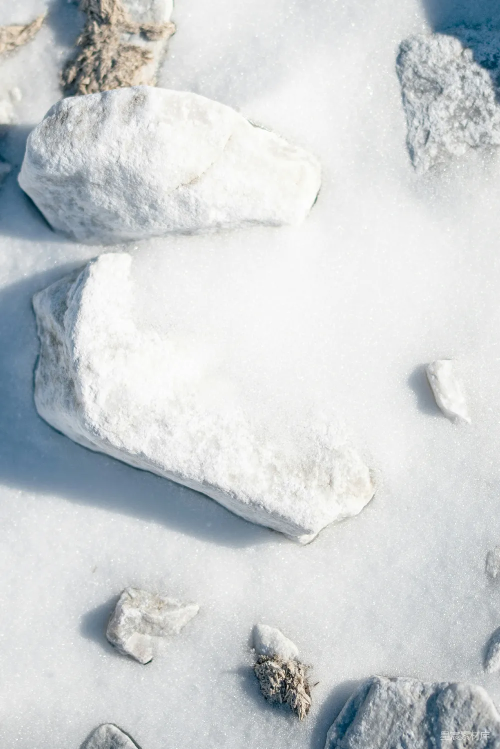 高清摄影 壁纸 自然 雪覆盖的地面，有岩石和积雪。