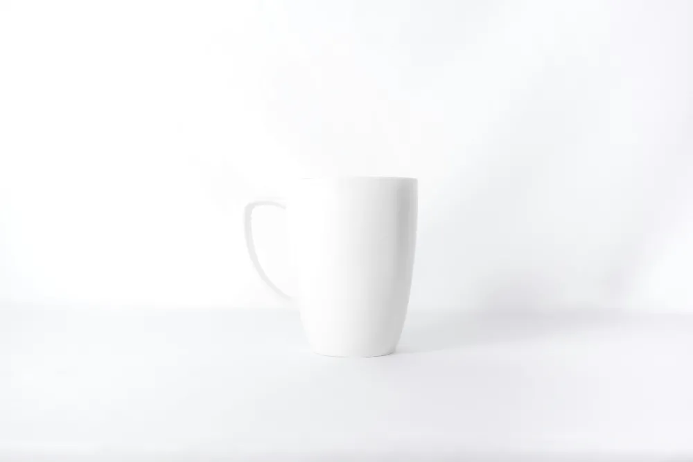 高清摄影  白杯子在白色背景前