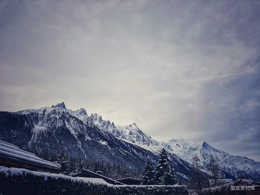 高清摄影  白天多云的天空下的积雪覆盖的山