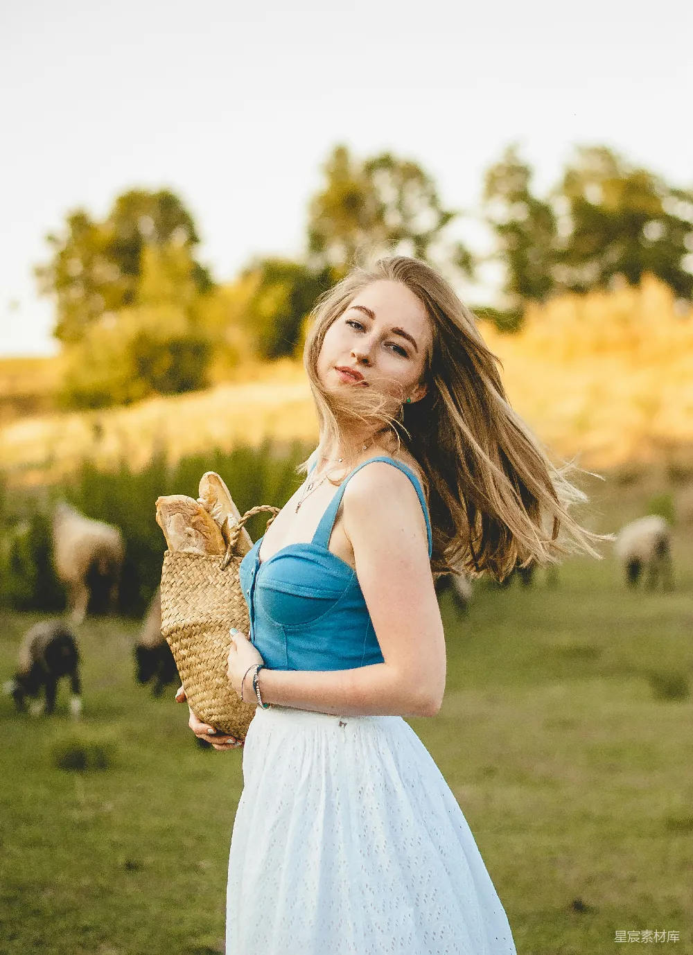 高清摄影 人物 穿着白色连衣裙的女孩在白天抱着棕色的兔子。